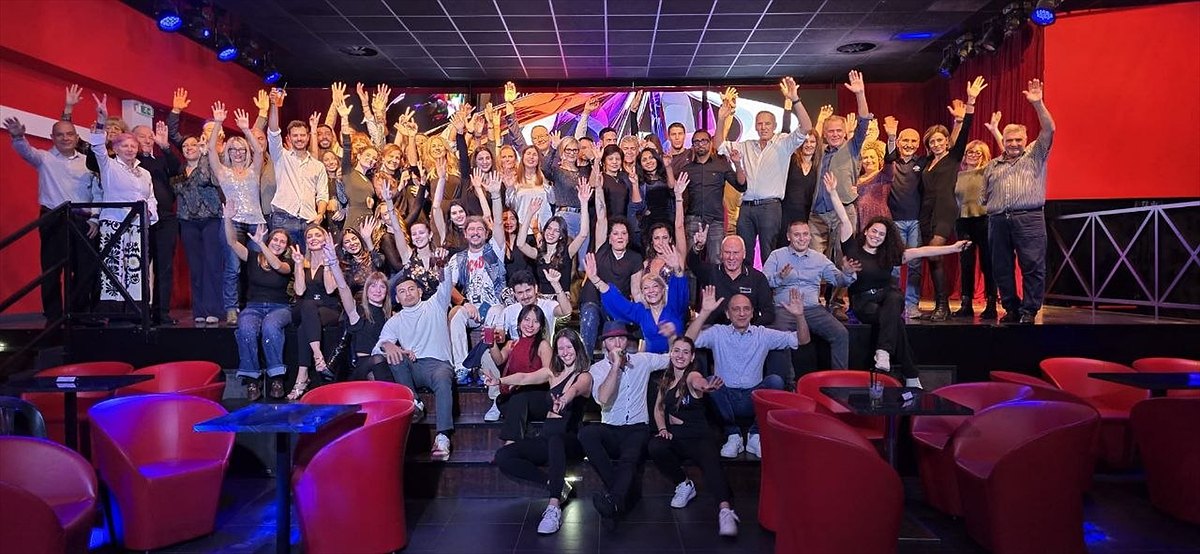 Il gruppo della Vinci Dance Academy a una serata: circa settanta allievi di tutte le eta con le braccia alzate