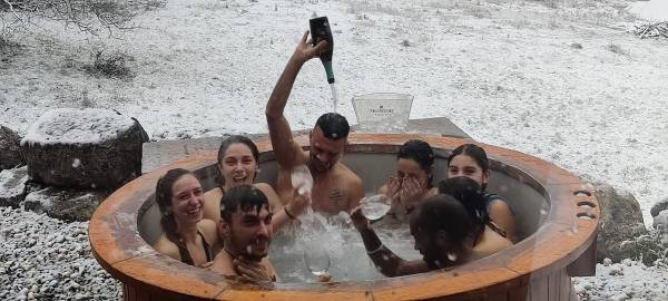 Il gruppo dentro la vasca idromassaggio all aperto, con la neve intorno, durante il weekend a Fuipiano