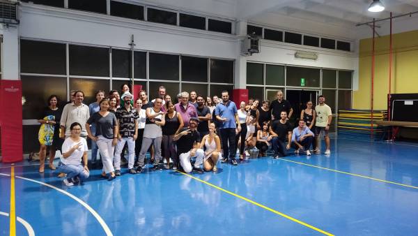 Foto di gruppo degli allievi di un corso, in palestra, a fine lezione