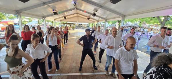 Coppie che ballano sotto il tendone durante un evento estivo