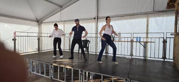 Due persone che ballano in sala durante una festa della scuola