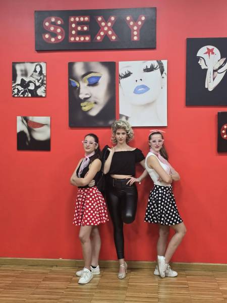 Tre allievi in costume anni cinquanta posano prima di uno spettacolo